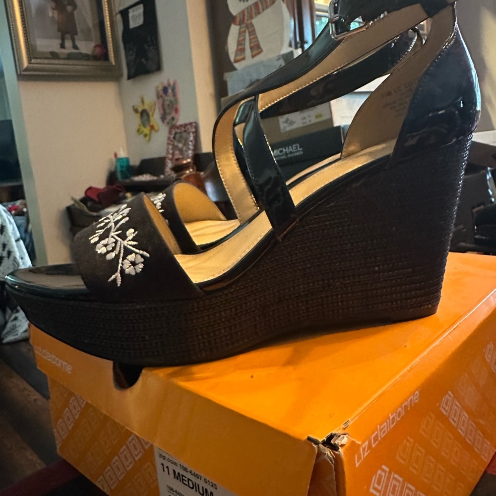 NEW LIZ CLAIBORNE Black White Flowers Strappy Wedge Sandal Shoes NWB adorable! - Picture 10 of 12
